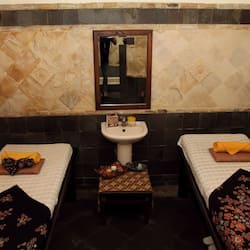 Sauna, hot tub, perawatan tubuh, aromaterapi, dan body scrub