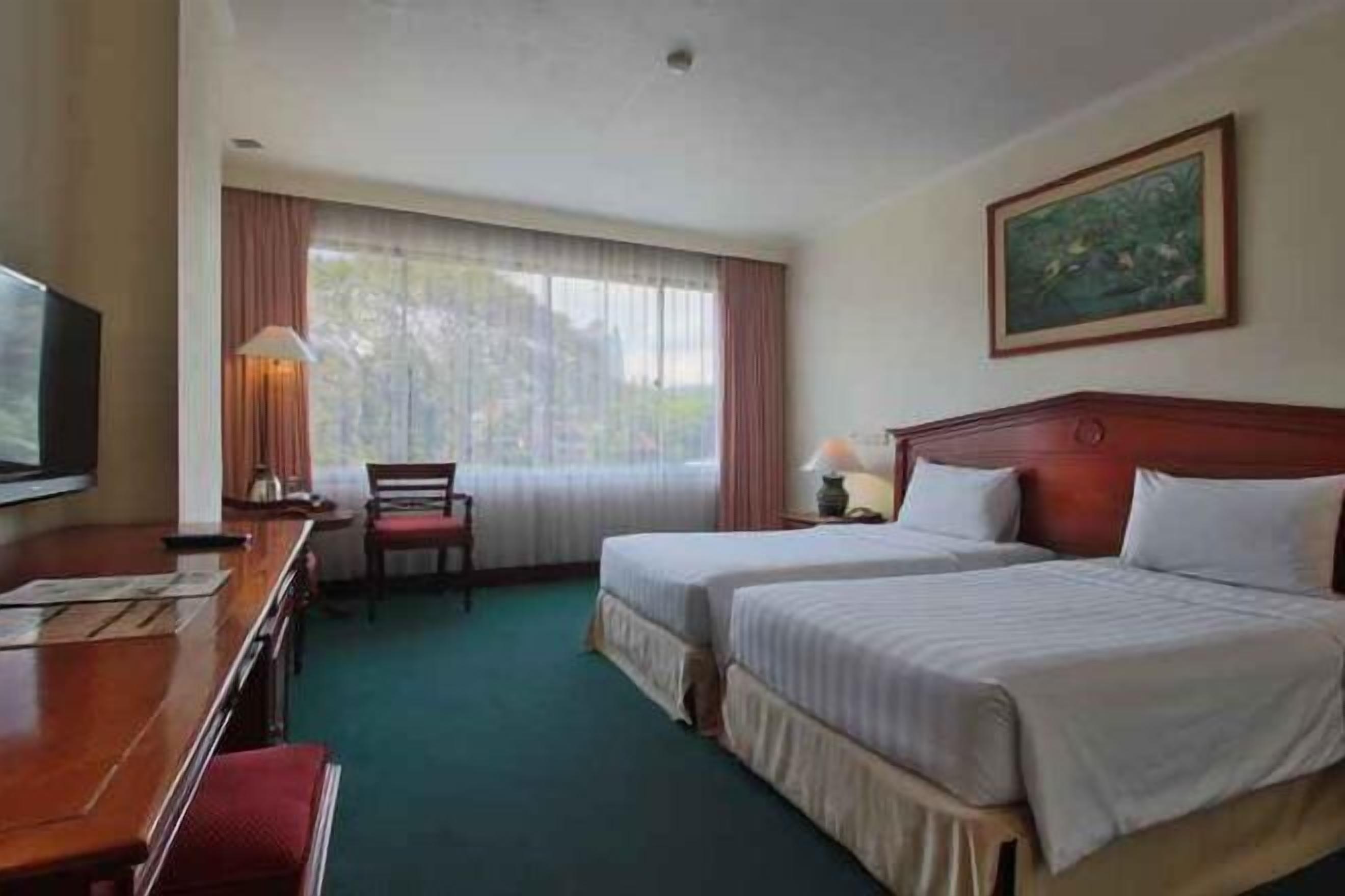 Minibar, individually decorated, individually furnished, desk