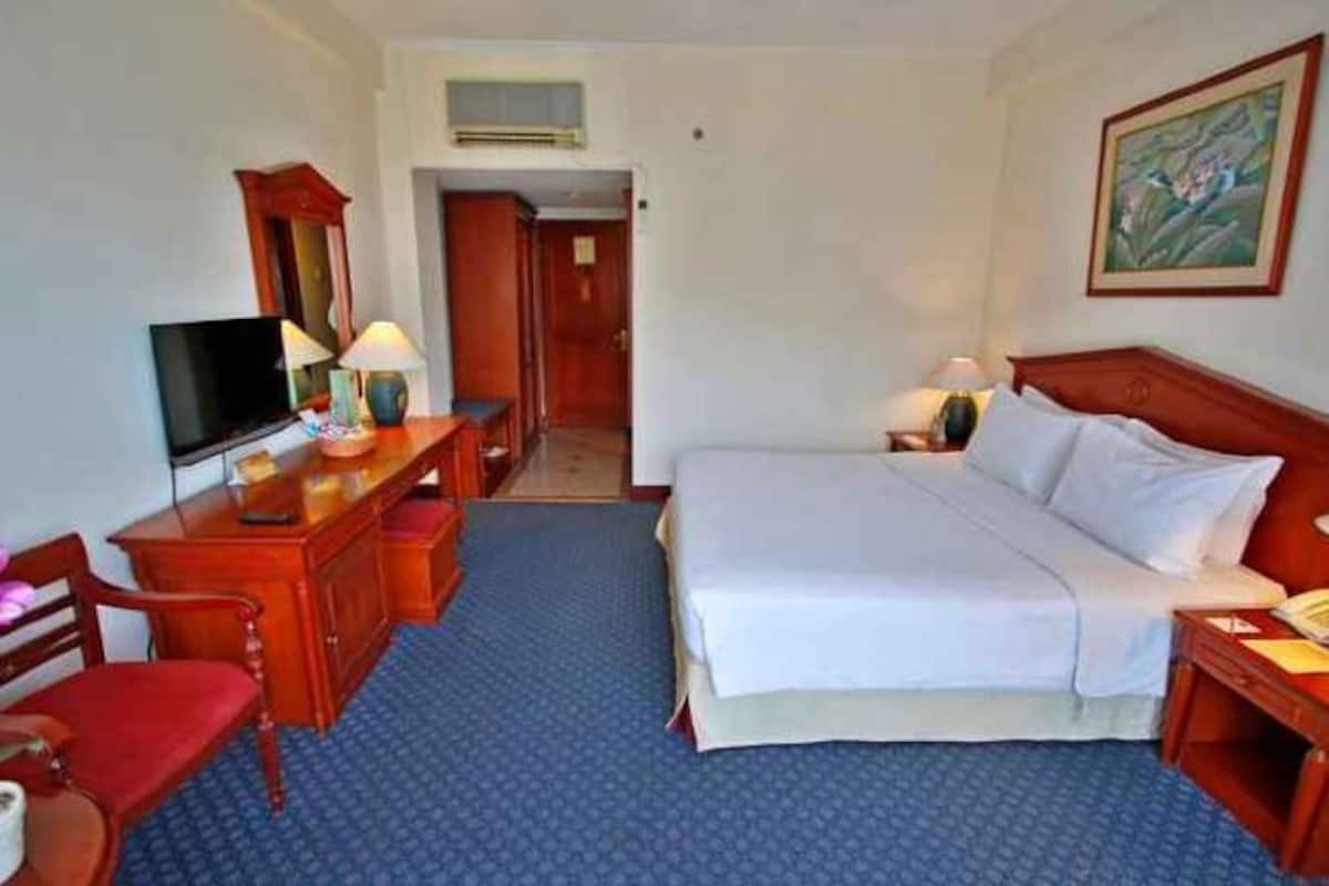 Minibar, individually decorated, individually furnished, desk