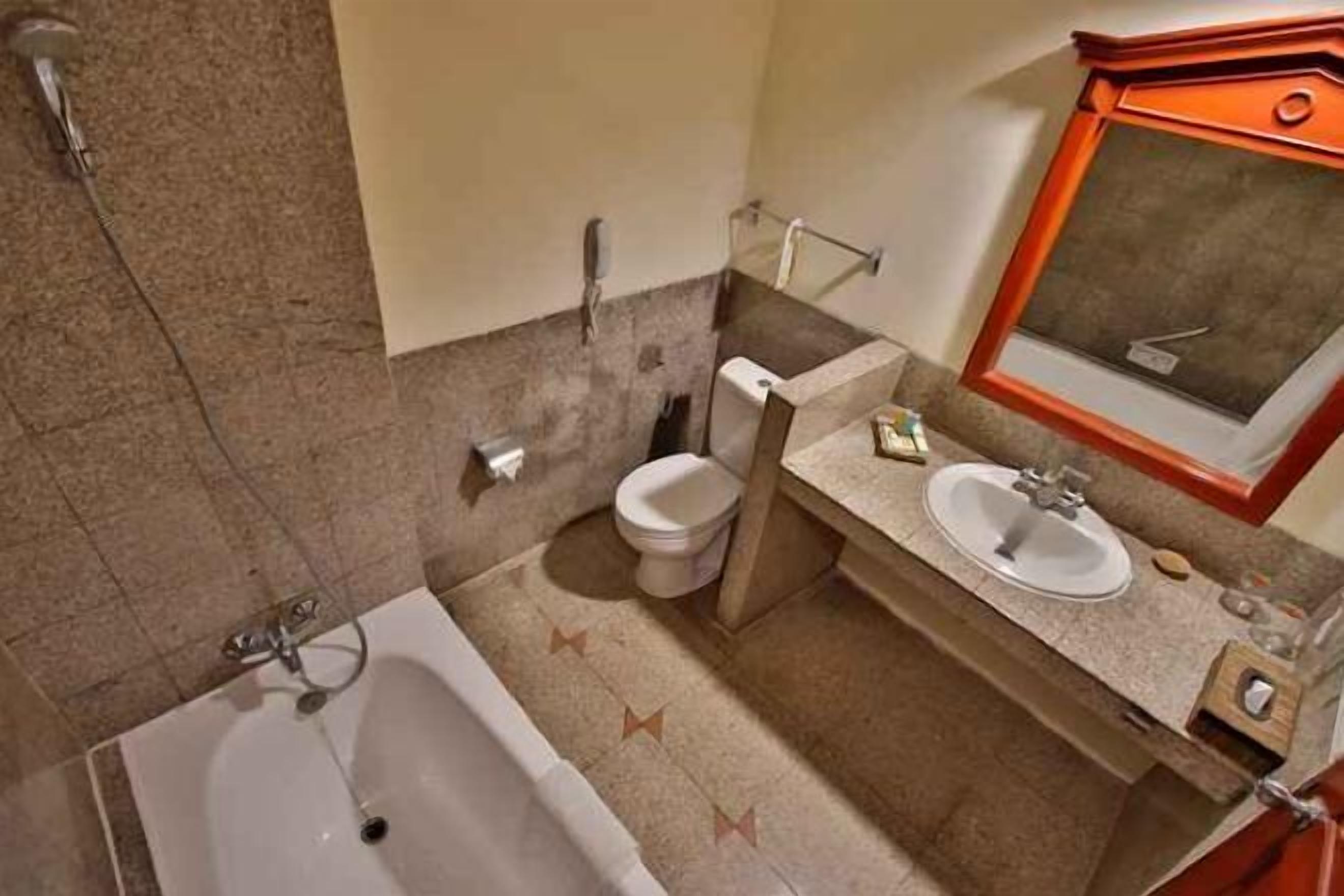 Badeværelse | Kombination af bruser/badekar, gratis toiletartikler, hårtørrer