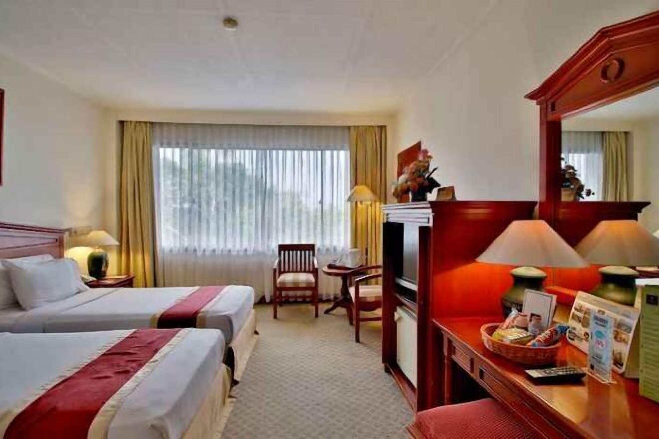 Minibar, individually decorated, individually furnished, desk