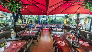 Déjeuner et dîner servis sur place, vue sur le jardin