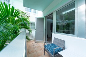 Chambre Premier, 1 très grand lit, balcon, vue sur le jardin | Vue du balcon