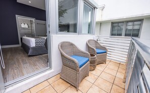 Premier Room, 1 King Bed, Balcony, Garden View | Balcony