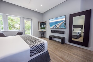 Premier Room, 1 King Bed, Balcony, Garden View | Premium bedding, pillowtop beds, in-room safe, individually furnished