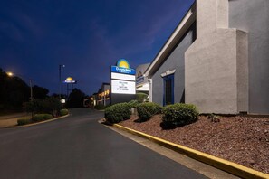 Exterior - Days Inn by Wyndham College Park Airport Best Road (College Park)