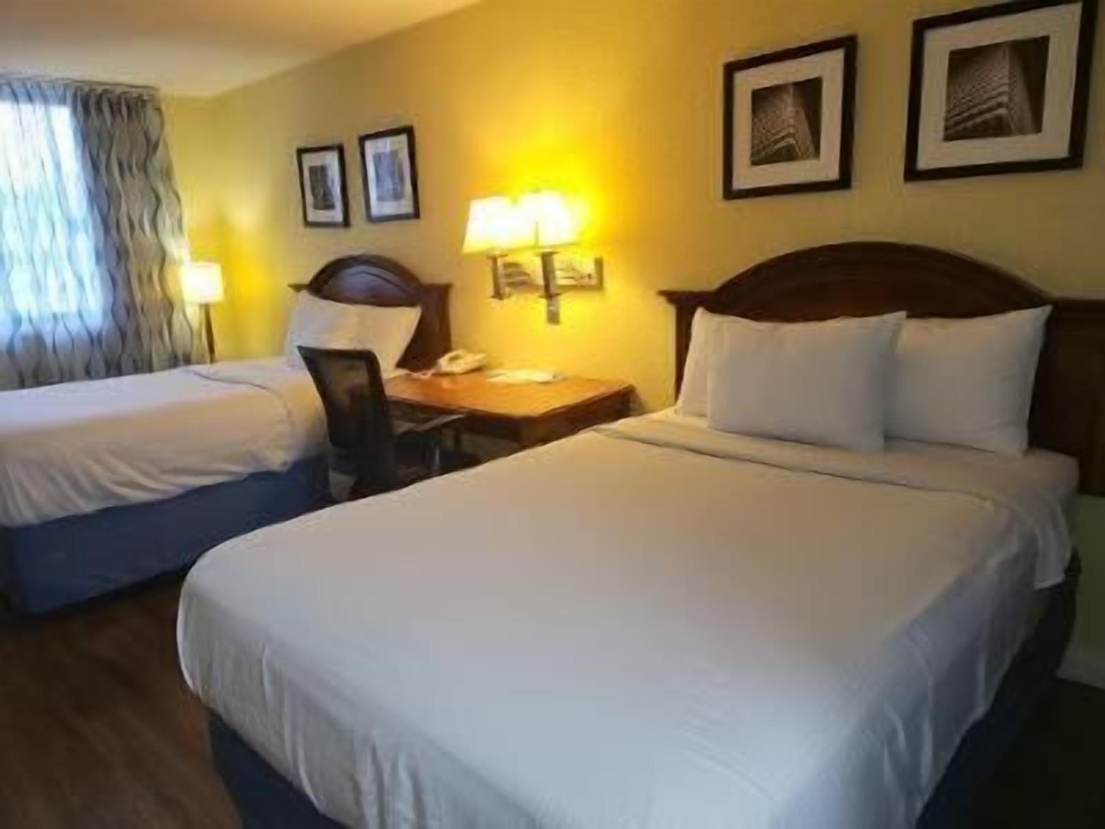 Escritorio, tabla de planchar con plancha, wifi gratis y ropa de cama 