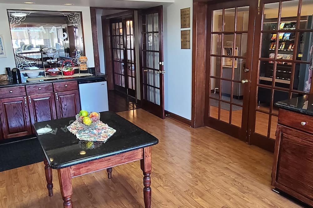 Red Roof Inn & Suites Cornelius – Lake Norman