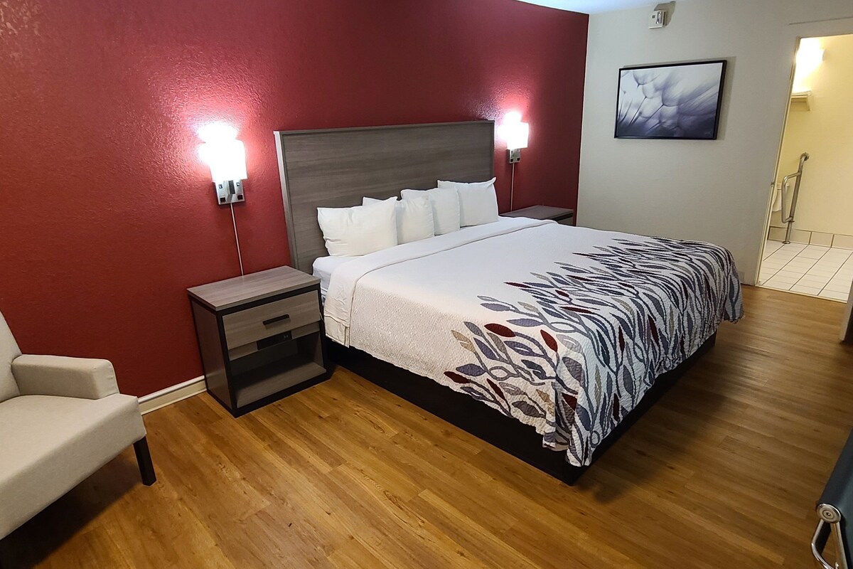 Deluxe Room, 1 King Bed, Accessible, Non Smoking | Desk, iron/ironing board, free WiFi, alarm clocks