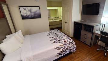 Quarto luxo, 1 cama Queen, para não fumantes | Escrivaninha, ferros/tábuas de passar roupa, Wi-Fi de cortesia