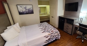 Desk, iron/ironing board, free WiFi, bed sheets - Red Roof Inn & Suites Cornelius – Lake Norman (Cornelius)