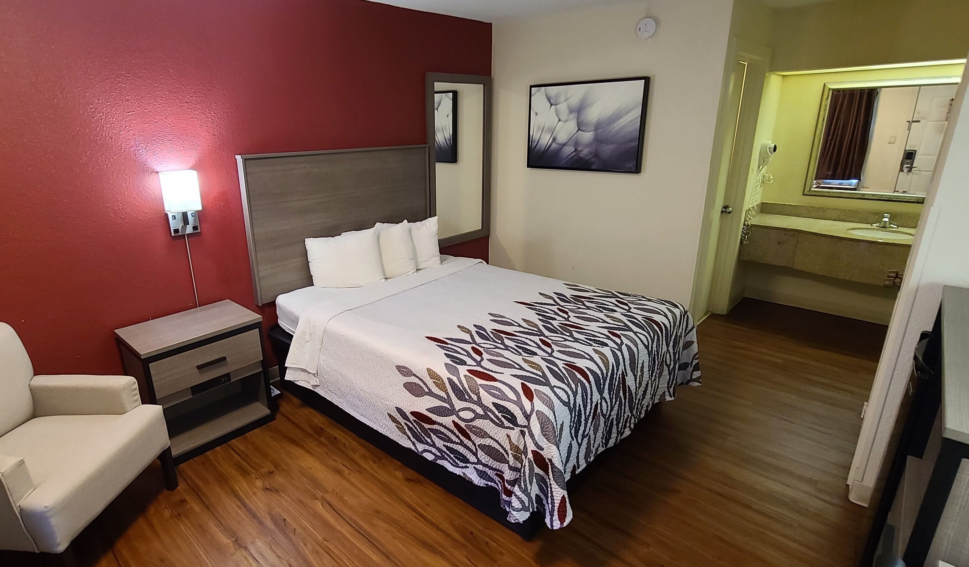 Deluxe Room, 1 Queen Bed, Non Smoking | Desk, iron/ironing board, WiFi (free), alarm clocks