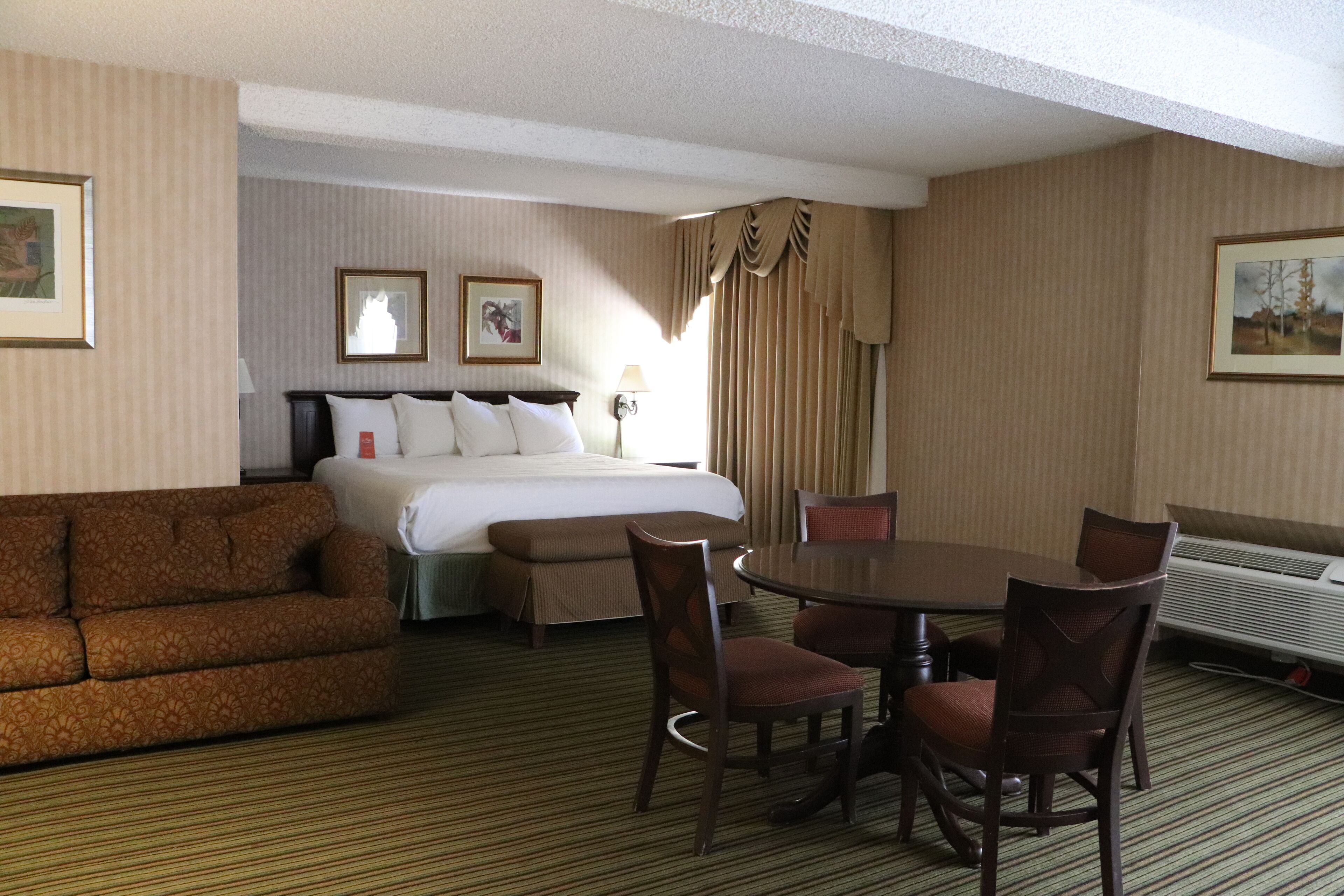 開放式套房, 1 張特大雙人床, 非吸煙房 | 客房內保險箱、書桌、筆電工作空間、熨斗/熨衣板