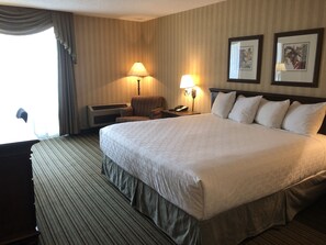 In-room safe, desk, laptop workspace, iron/ironing board - Gateway Hotel (Yakima)