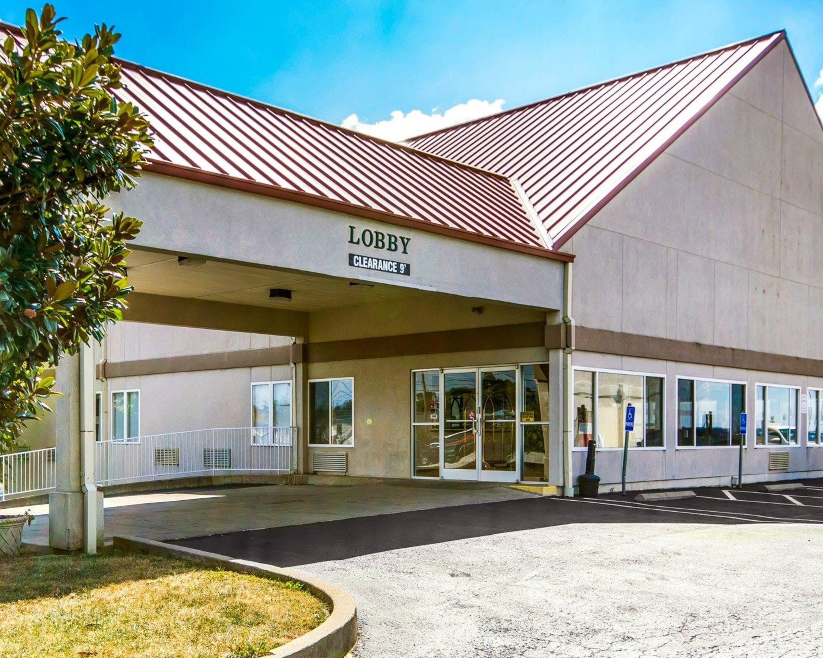 Un edificio con un letrero que dice "Lobby Clearance 9".