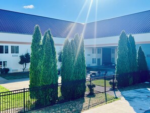 Terrace/patio - Quality Inn & Suites Elizabethtown (Elizabethtown)