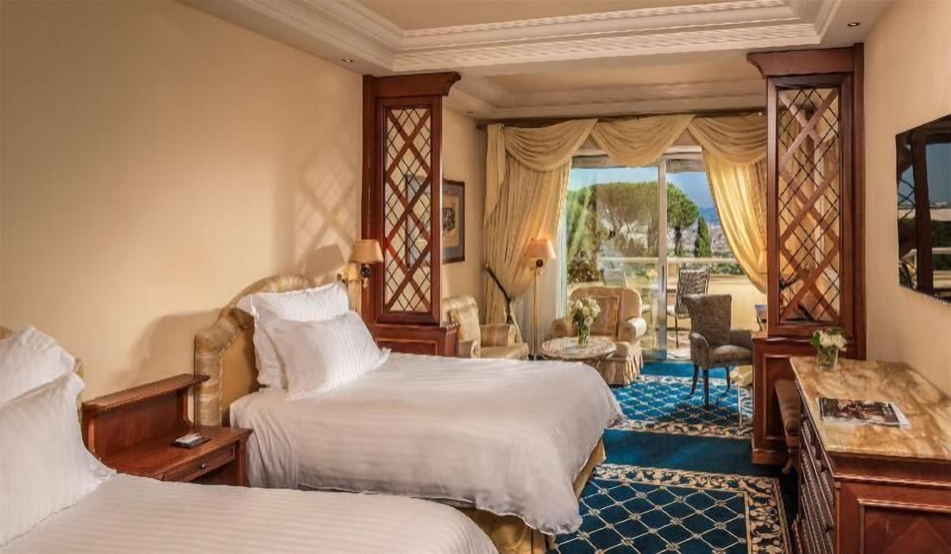 Premium bedding, down comforters, minibar, in-room safe