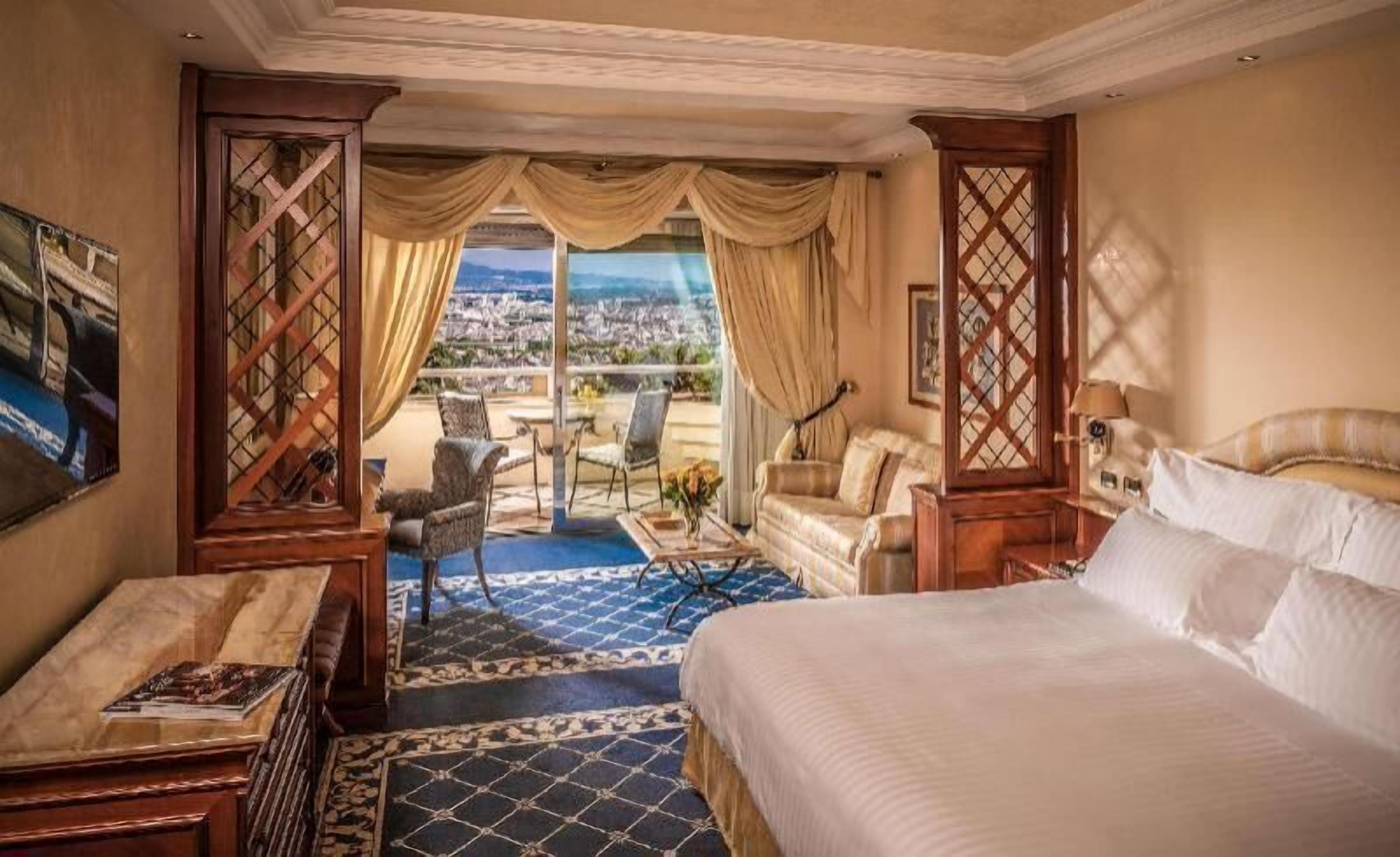 Premium bedding, down comforters, minibar, in-room safe