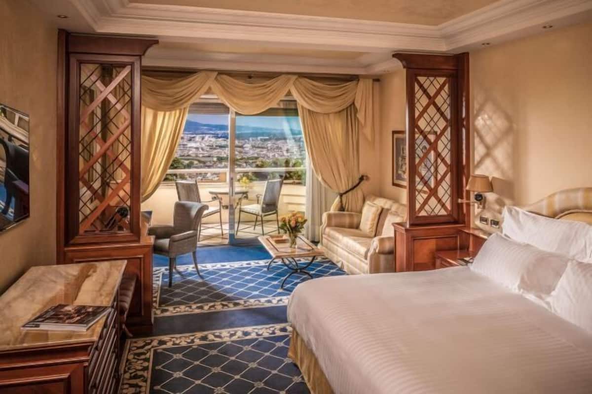 Premium bedding, down duvets, minibar, in-room safe