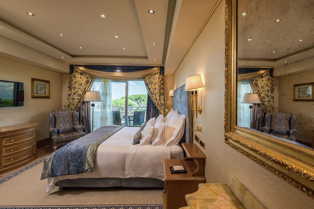 Premium bedding, down duvets, minibar, in-room safe