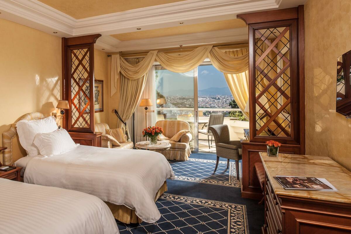 Deluxe Room, 2 Twin Beds, Rome View (Premium Rome View) | Sengetøy av topp kvalitet, dundyner, minibar og safe på rommet