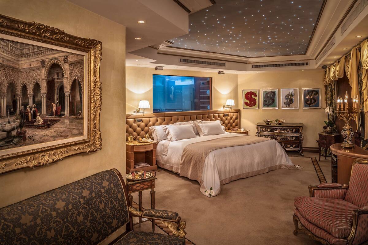 Signature Suite, 1 King Bed (Penthouse Suite, Spa | Oppholdsområde | En 42-tommers LED-TV med Parabol-TV samt TV og DVD-spiller