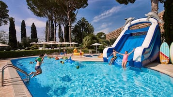 Innenpool, 3 Außenpools, Cabañas (gegen Gebühr), Sonnenschirme