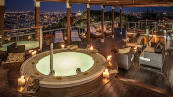 Signature Suite, 1 King Bed (Planetarium Suite, Spa/Lounge Access) | 浴室 | 花灑/浴缸組合、名牌梳洗用品、風筒、浴袍