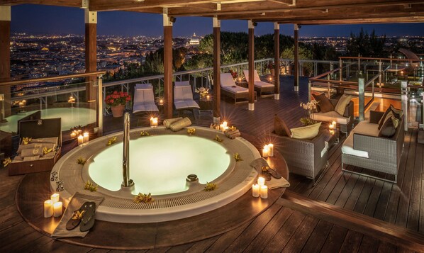 Signature Suite, 1 King Bed (Planetarium Suite, Spa/Lounge Access) | Salle de bain | Ensemble douche/baignoire, articles de toilette de luxe, sèche-cheveux