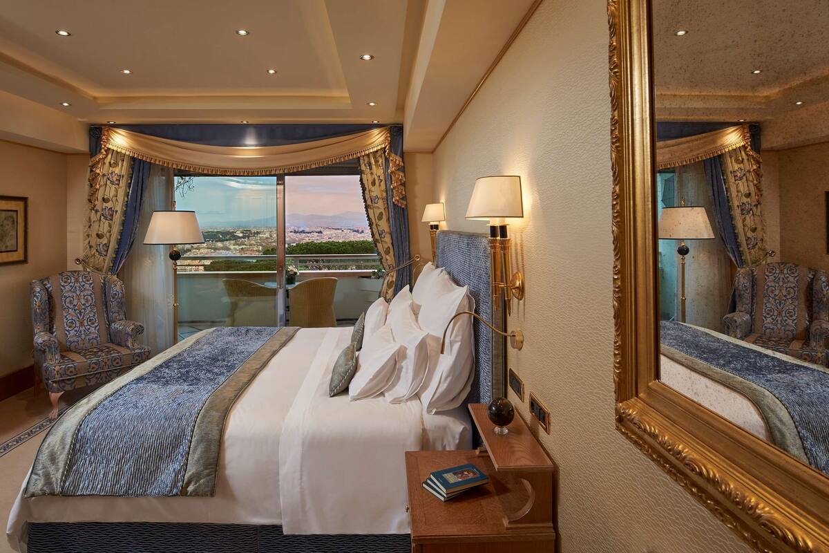 Premium Suite, 1 King Bed, Business Lounge Access (Rome View) | Sengetøy av topp kvalitet, dundyner, minibar og safe på rommet
