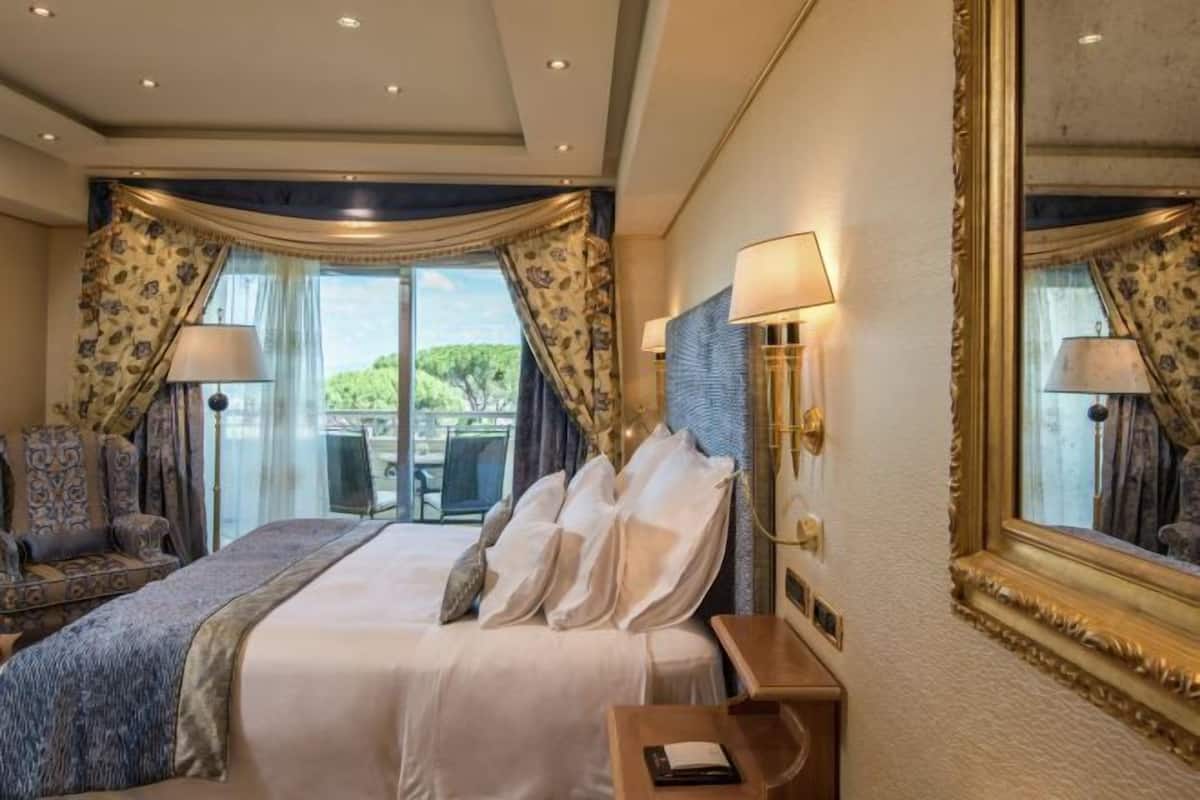 Premium bedding, down duvets, minibar, in-room safe