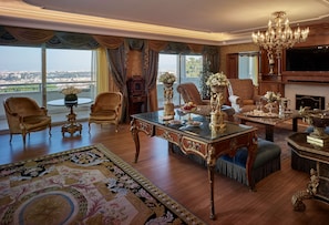 Signature Suite, 1 King Bed (Petronius Suite) | 거실 공간 | 위성 채널 시청이 가능한 42인치 LED TV, TV, DVD 플레이어