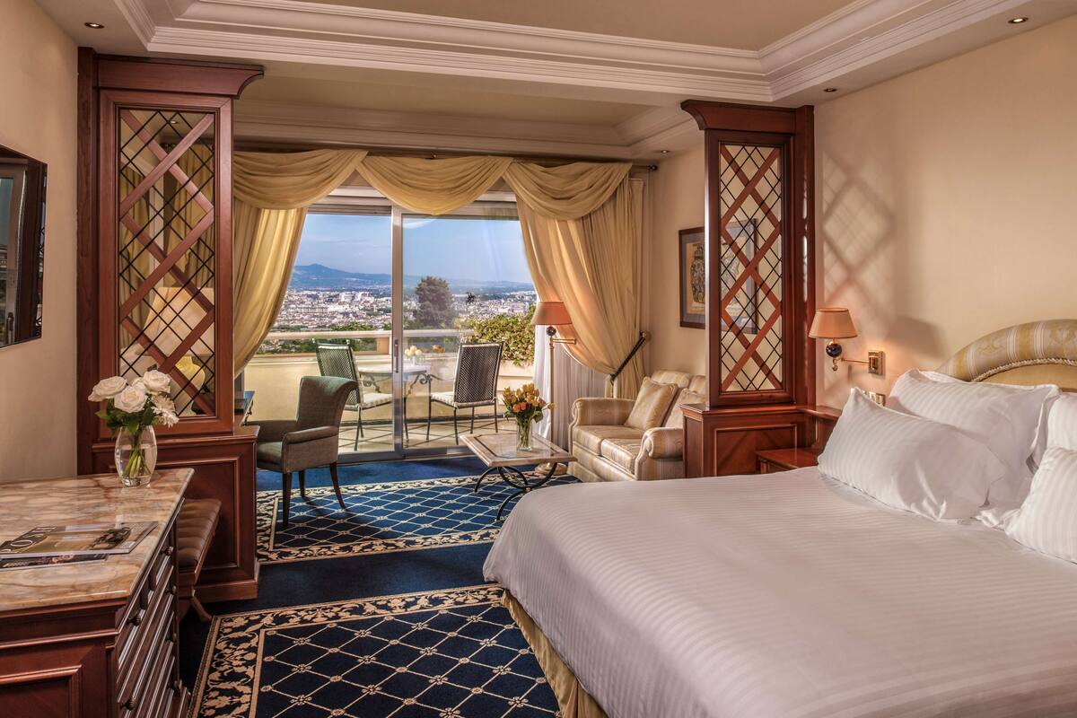 Deluxe Room, 1 King Bed, Rome View (Premium Rome View | Oppholdsområde | En 42-tommers LED-TV med Parabol-TV samt TV og DVD-spiller