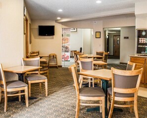 بوفيه فطور مجانًا في أيام الأسبوع