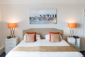 Quarto casal luxo, vista para o jardim | Roupas de cama premium, individualmente decorados