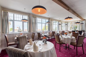 Café da manhã, almoço e jantar; culinária britânica 