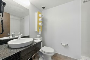 Combined shower/tub, towels, soap, shampoo - Motel 6 Atlanta, GA - Atlanta Airport (Atlanta)