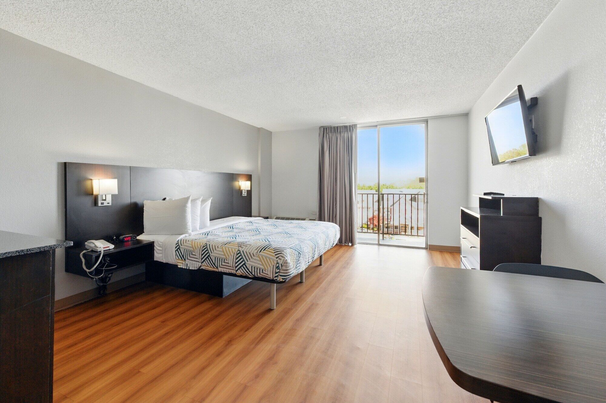 房內夾萬、書桌、手提電腦工作空間、遮光窗簾/窗簾