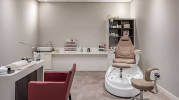 Un salón moderno con una estación central para lavar el cabello, un mostrador de recepción y un área de estar.