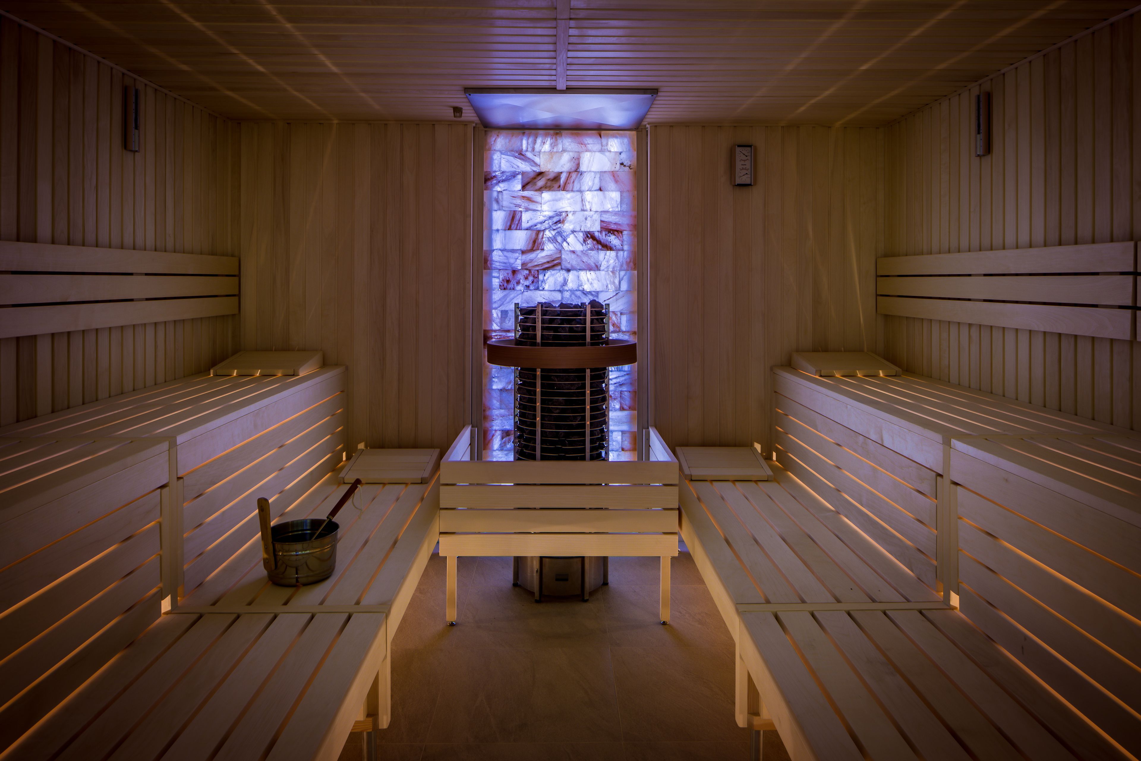 Eine Sauna mit Holzbänken und einer Mittelbank.
