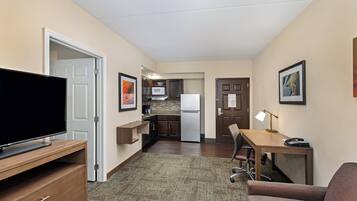 Suite, 1 King Bed, Accessible (Mobility, Roll-In Shower) | Egyptian cotton sheets, premium bedding, desk, blackout drapes