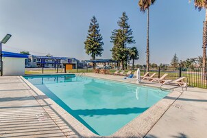 Una piscina al aire libre de temporada
