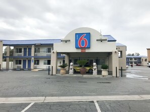 Property entrance - Motel 6 Visalia, CA (Visalia)