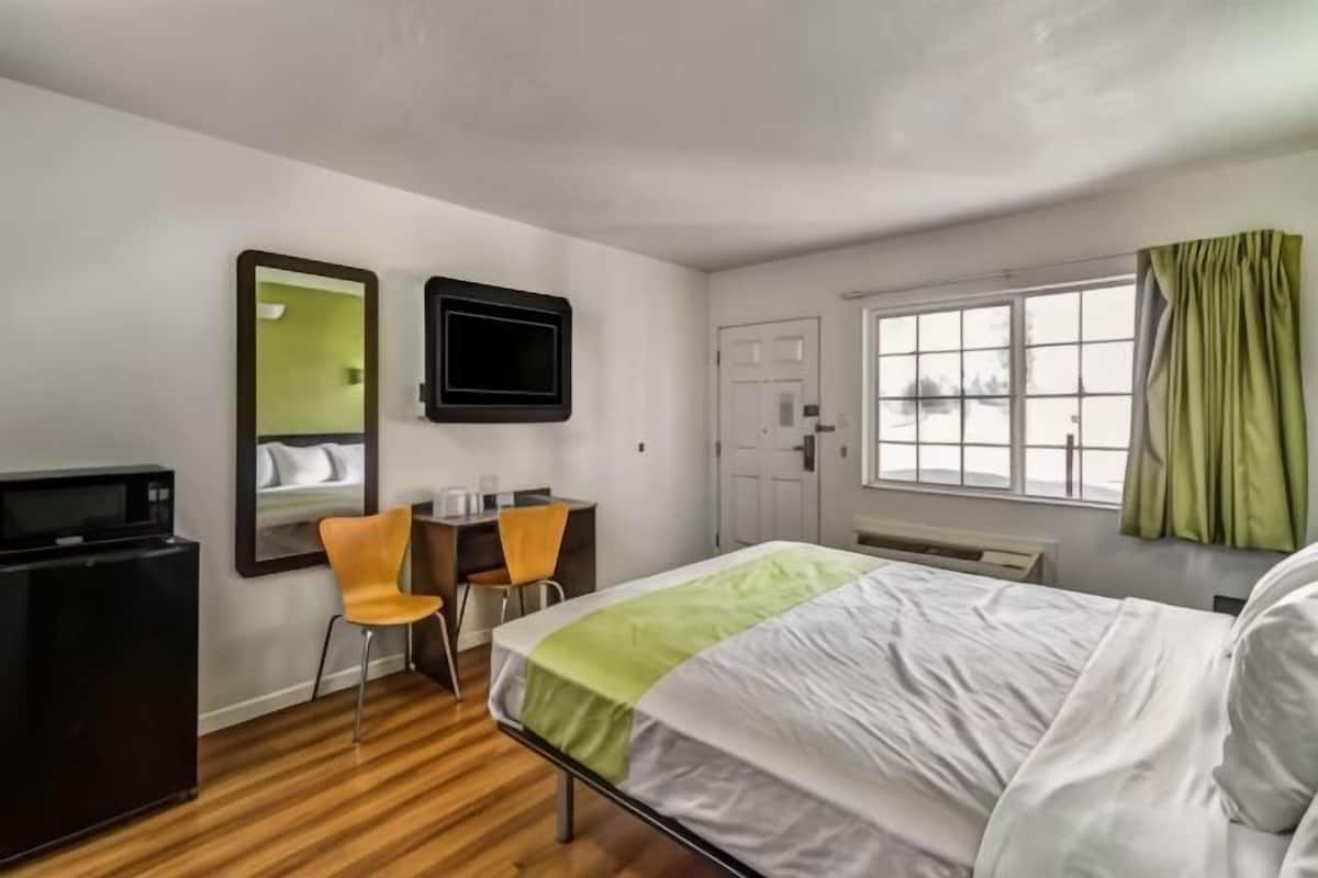 Espacio para trabajar con laptop, wifi gratis y ropa de cama