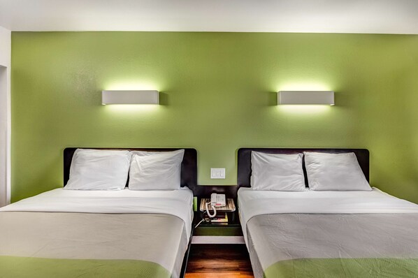 Espacio para trabajar con laptop, wifi gratis y ropa de cama