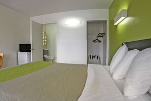 Espacio para trabajar con laptop, wifi gratis y ropa de cama 