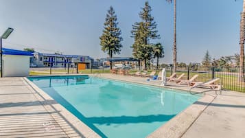 Una piscina al aire libre de temporada