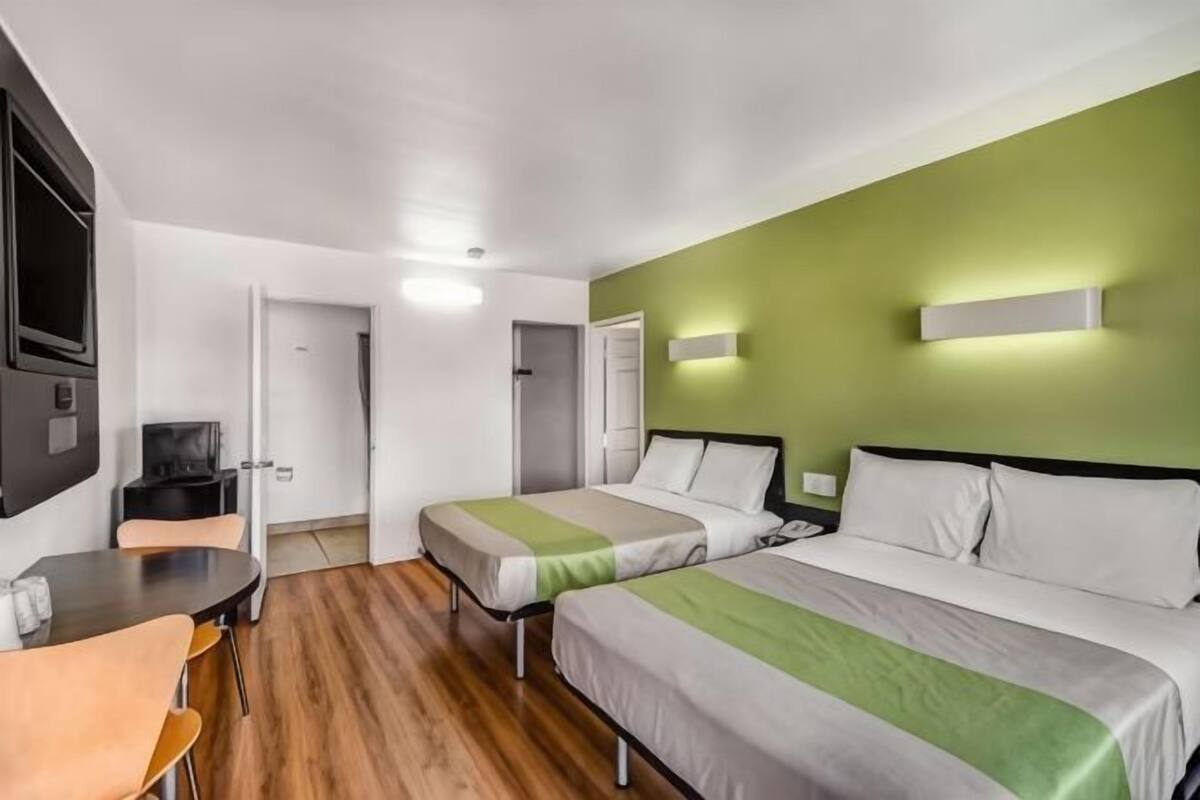 Espacio para trabajar con laptop, wifi gratis y ropa de cama