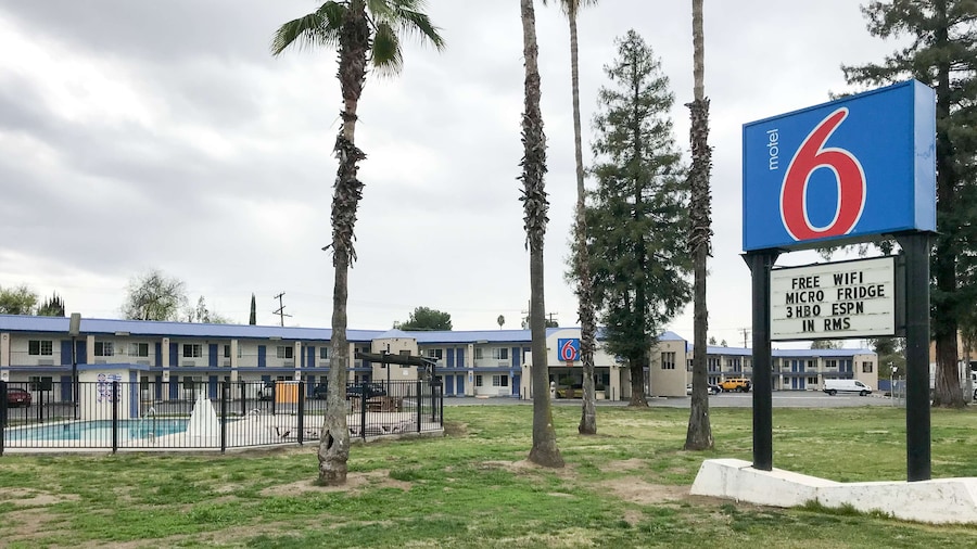 Motel 6 Visalia, CA