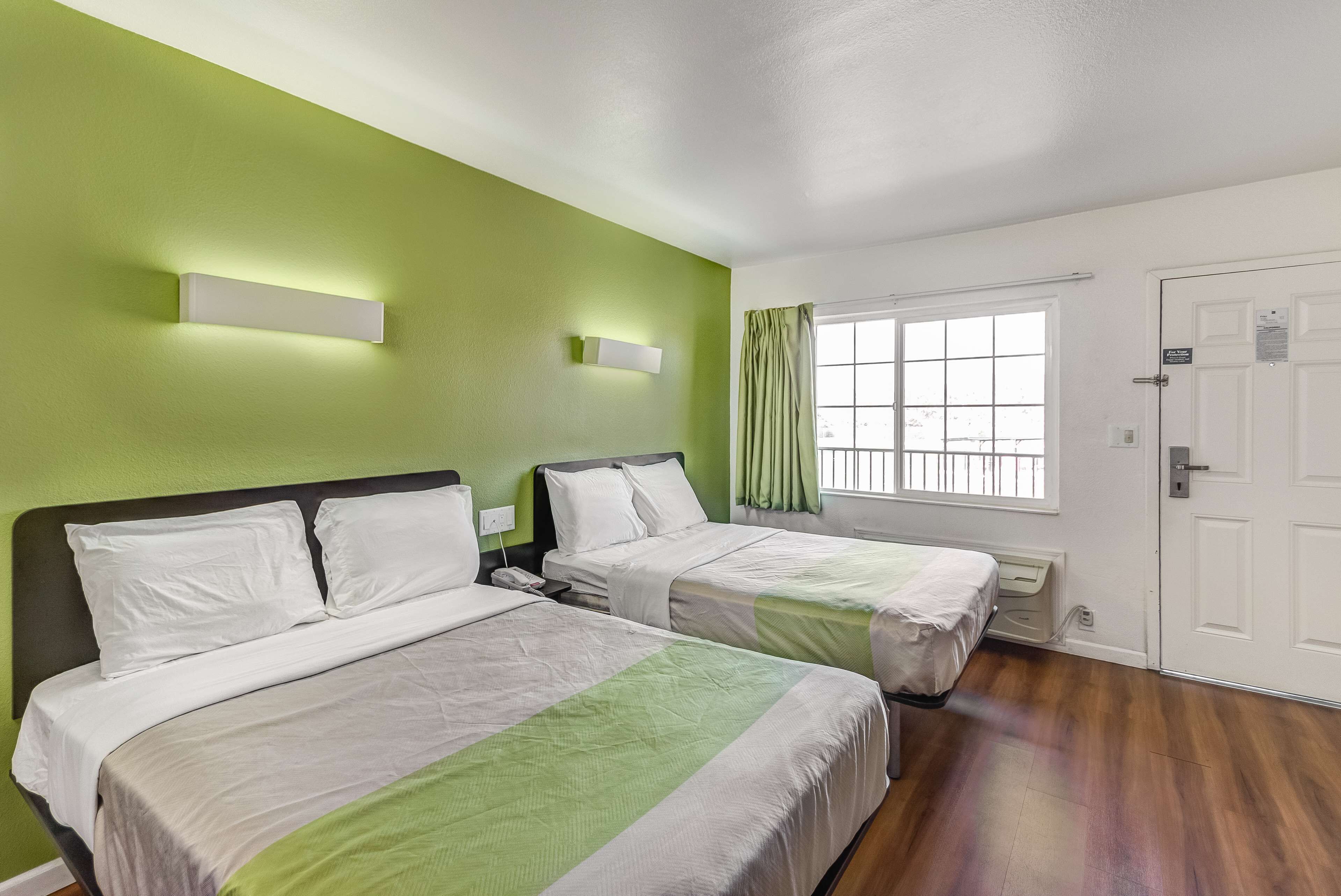 Espace de travail pour ordinateur portable, Wi-Fi gratuit, draps fournis